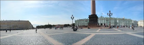 Panorama de 360 graus de uma praça, costurado a partir de várias fotos