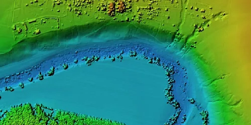Modelo de elevação digital de um vale, colorido por altitude