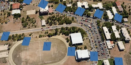 Posições de câmera calculadas sobre uma imagem aérea de um bairro